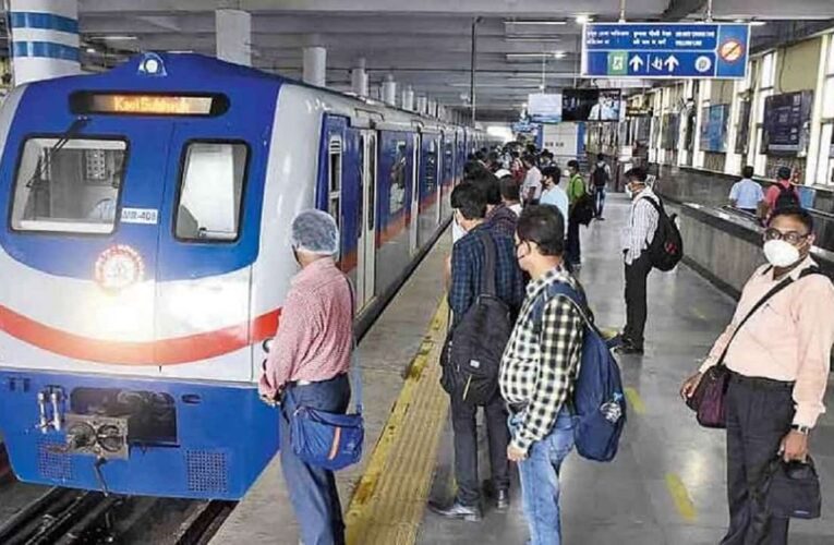 Kolkata Metro Rail: বিধি নিষেধ চালু হওয়ার পরেই বিপত্তি, বিঘ্নিত মেট্রো চলাচল